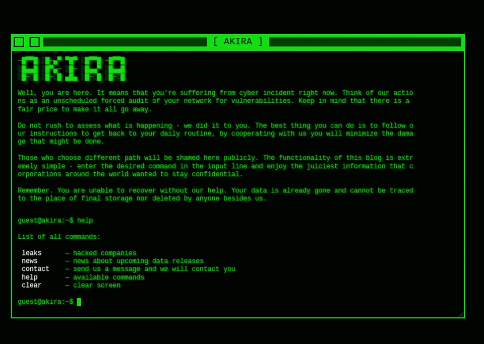 Zrzut ekranu terminala grupy ransomware Akira. Zielony tekst monospace na czarnym tle z nagłówkiem AKIRA w pixelart. Tekst brzmi: Cóż, jesteś tutaj. Oznacza to, że cierpisz z powodu incydentu cybernetycznego. Potraktuj nasze działania jako nieplanowany, wymuszony audyt twojej sieci pod kątem luk. Pamiętaj, że istnieje uczciwa cena, aby wszystko zniknęło. Nie spiesz się z oceną tego, co się dzieje - my to zrobiliśmy. Najlepszą rzeczą, jaką możesz zrobić, jest postępować zgodnie z naszymi instrukcjami, aby wrócić do codziennej rutyny. Ci, którzy wybiorą inną drogę, zostaną publicznie zawstydzeni. Pamiętaj. Nie jesteś w stanie odzyskać danych bez naszej pomocy. Twoje dane już zniknęły. Poniżej znajduje się lista poleceń: leaks, news, contact, help, clear.